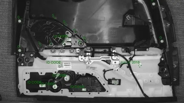 Panel de puerta de automóvil con códigos identificados
